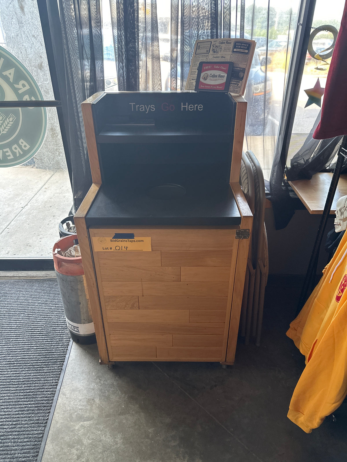 Lot 014 Trash Can Tray Station