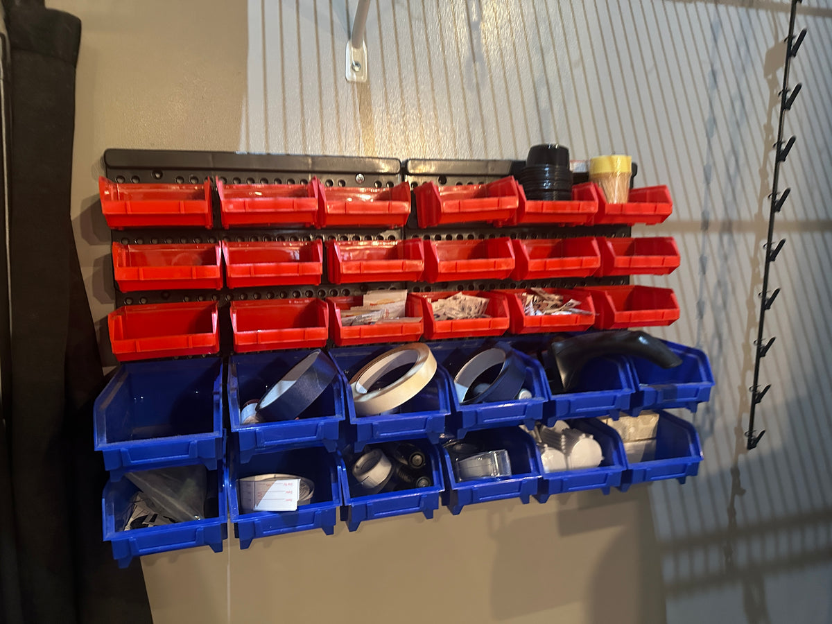 Lot 1041 Wall Mounted Organizer